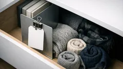 Schubladen-Chaos ade: 3 Büro-Helfer, die Ordnung im Kleiderschrank wirklich halten