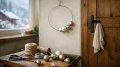 Weihnachtskranz aus Christbaumkugeln selber machen – mit einem Drahtkleiderbügel