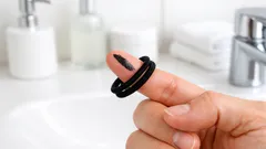 Permanentmarker von der Haut entfernen: der Haargummi-Trick, der überraschend gut klappt